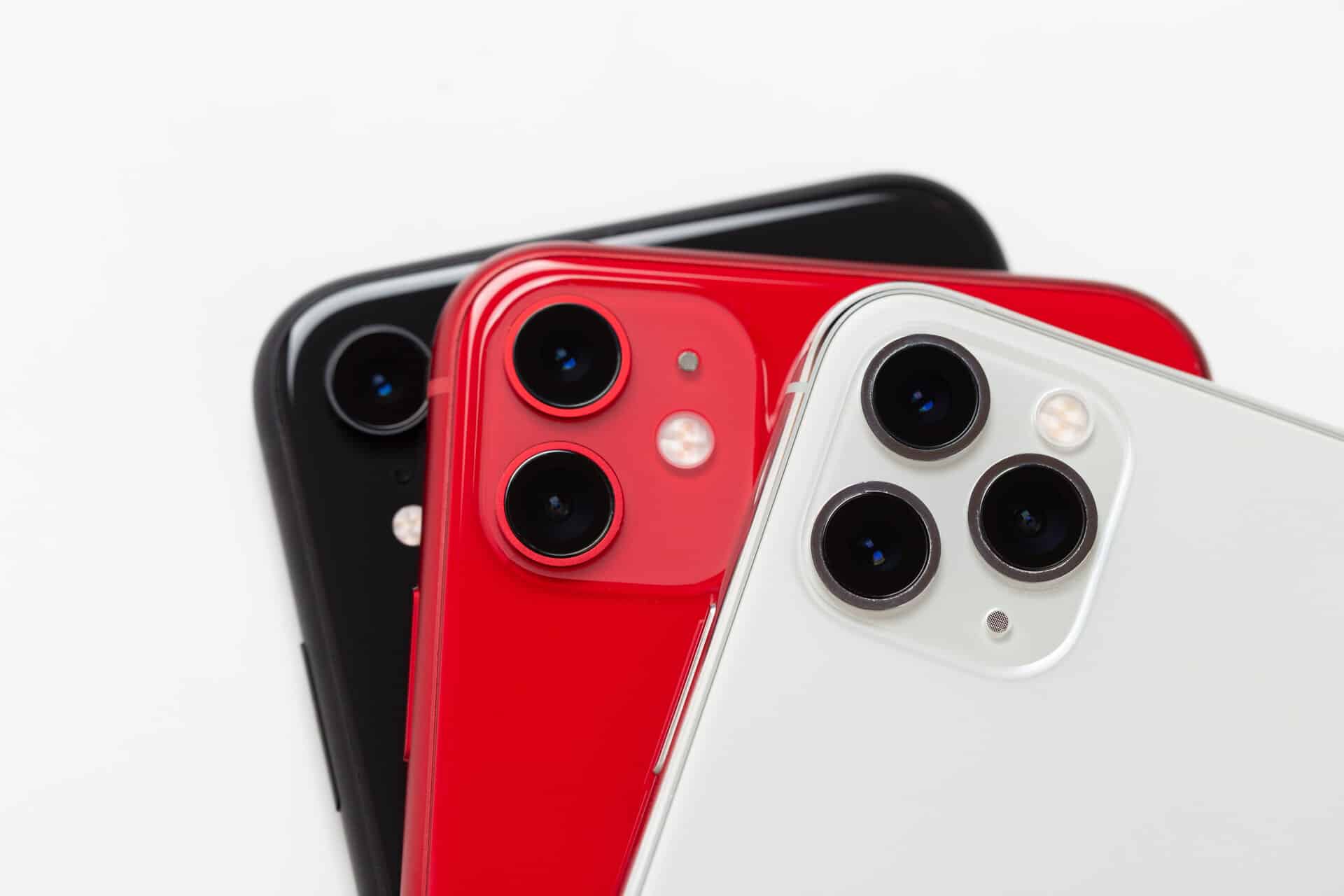 schwarzes, rotes und weißes smartphone wie Karten aufgefächert.